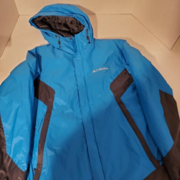 MED COLUMBIA SPORTSWEAR CO BLUE & BLACK WINTER JACKET HIGHLY WATER RESIST AA 428